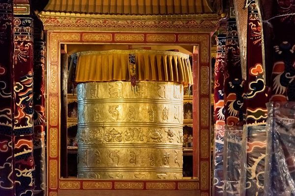 Su, Keren 아티스트의 Prayer wheel inside Drepung Monastery-three Gelug university monasteries of Tibet-Lhasa-Tibet-China작품입니다.
